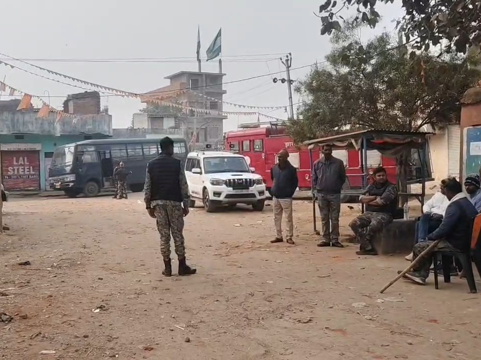 चार थानों के थाना प्रभारी भारी पुलिस बल के साथ मौके पर कैंप कर रहे हैं। अतिरिक्त पुलिस बल की भी तैनाती की गई है।