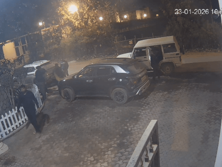 तीन गाड़ियों से पहुंचे दर्जन भर बदमाशों ने जमकर मारपीट की। आज फुटेज सामने आया।