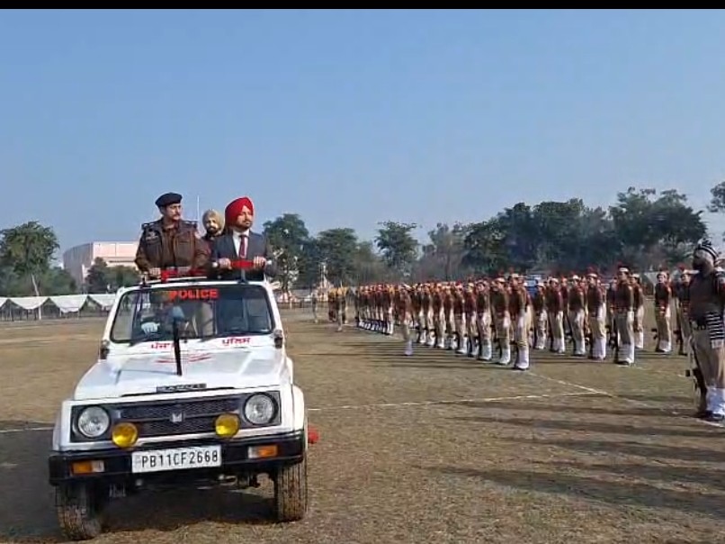 परेड का जायजा लेते अधिकारी।