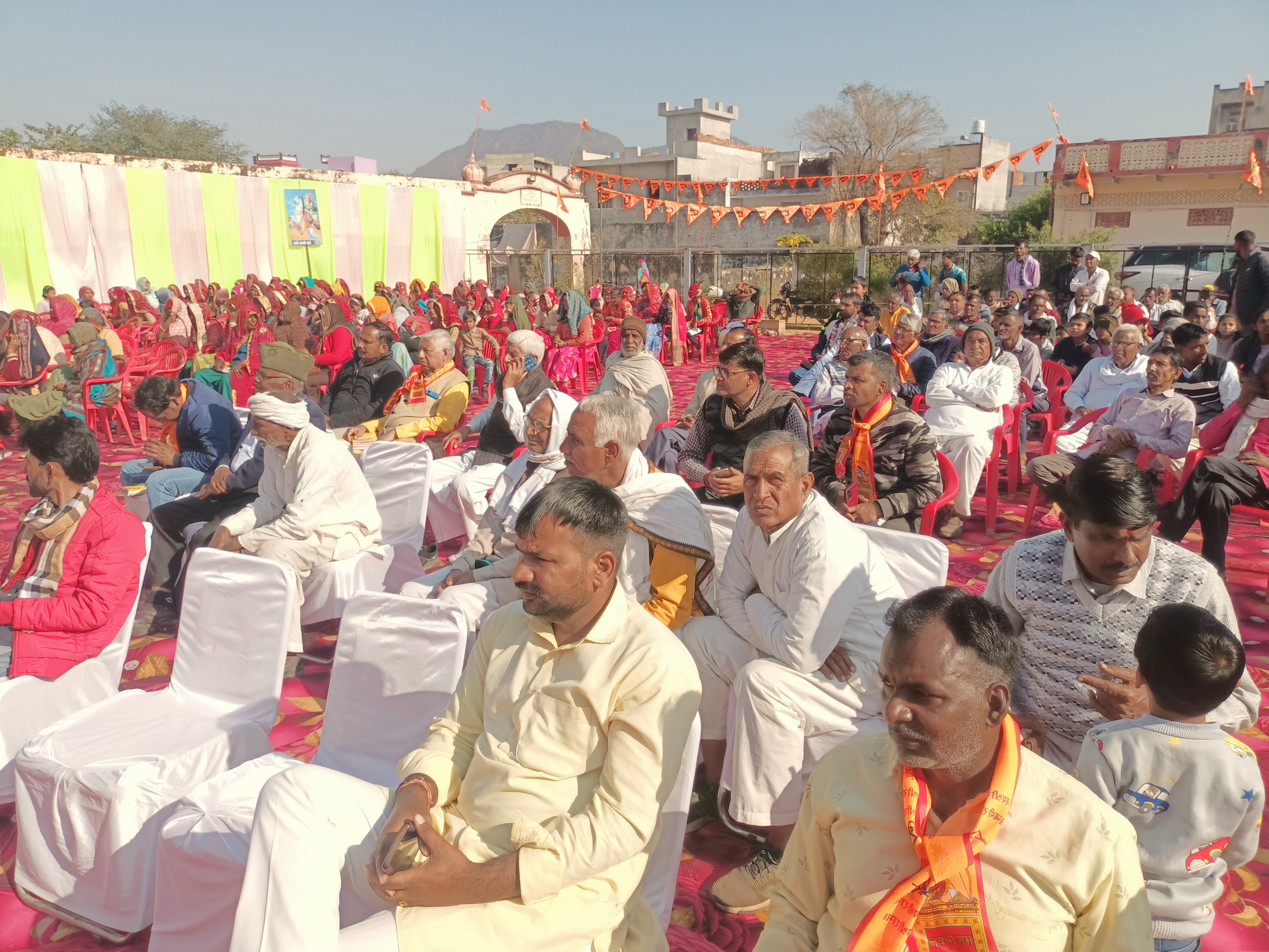 कार्यक्रम में शामिल समाज के लोग।