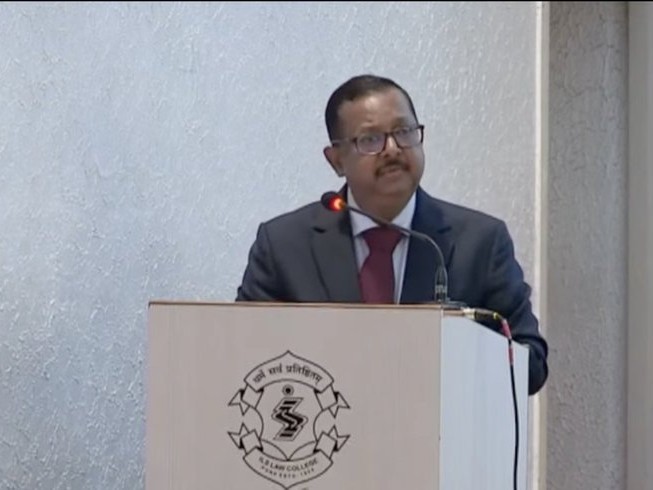 जस्टिस उज्जल भुइयां बोले–जजों का तबादला न्यायपालिका का आंतरिक मामला:  सरकार के खिलाफ फैसला देने पर ट्रांसफर ठीक नहीं, संविधान सर्वोच्च है