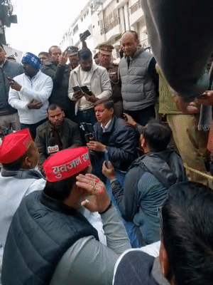 सांसद वीरेंद्र सिंह को जब पुलिस ने घेराबंदी कर रोका तो कार्यकर्ताओं के साथ वे सड़क पर बैठ गए।