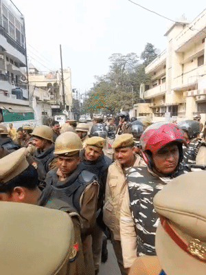 सपा डेलिगेशन में शामिल नेताओं को मणिकर्णिका घाट पहुंचने से रोकने के लिए भारी पुलिस फोर्स तैनात है।