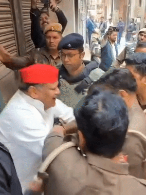 सपा नेता लालू यादव मणिकर्णिका घाट पर जाने से पुलिसवाले रोकते हुए। सपाइयों के साथ कई जगह धक्कामुक्की भी हुई।