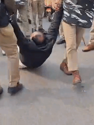 समाजवादी पार्टी के प्रदेश सचिव राजू यादव को भी पुलिस चौराहे से घसीटते हुए वैन तक ले गई।