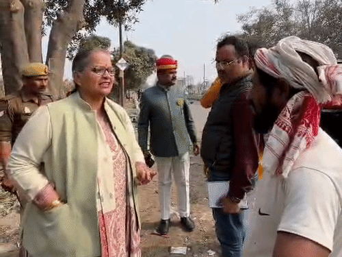 ठेली वालों पर मेयर सुषमा खर्कवाल का क्रोध बढ़ता जा रहा था।