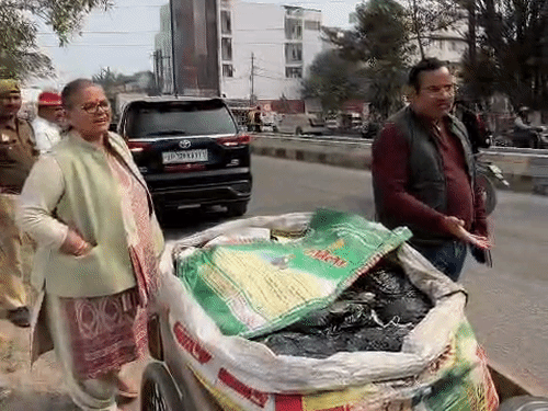 कूड़ा ले जा रहे ठेली वालों को रोक-रोककर उनसे पूछताछ की गई।