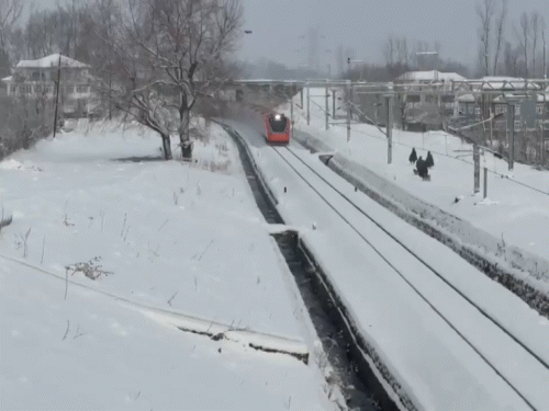 जम्मू-कश्मीर के काजीगुंड में रेलवे ट्रैक बर्फ से ढके हुए हैं।