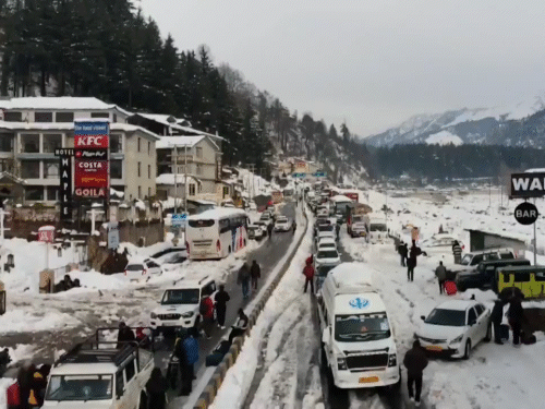 हिमाचल प्रदेश के मनाली में भारी बर्फबारी के बाद ट्रैफिक जाम लगा हुआ है।