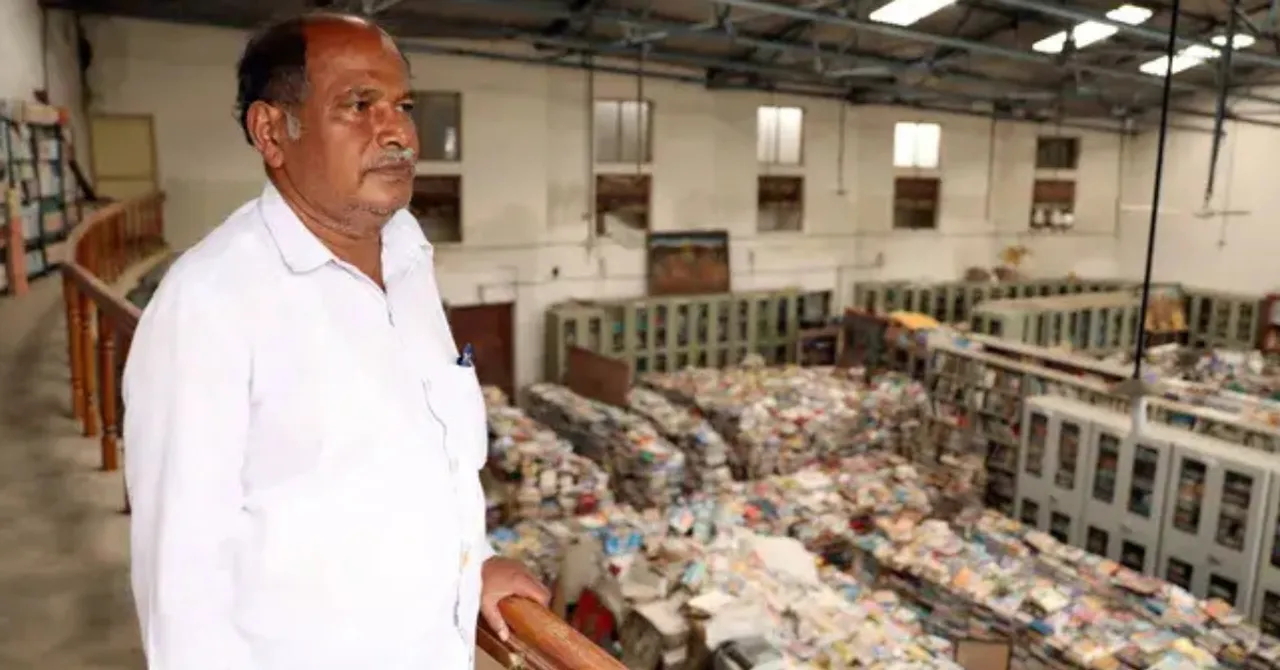 गौड़ा ने 20 साल की उम्र में बस कंडक्टर की नौकरी करते हुए उन्होंने किताबें जुटानी शुरू कीं थी।