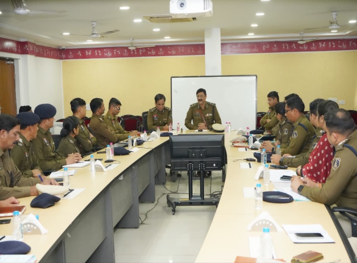 रायपुर कमिश्नर डॉ.संजीव शुक्ला अफसरों की बैठक लेते हुए।