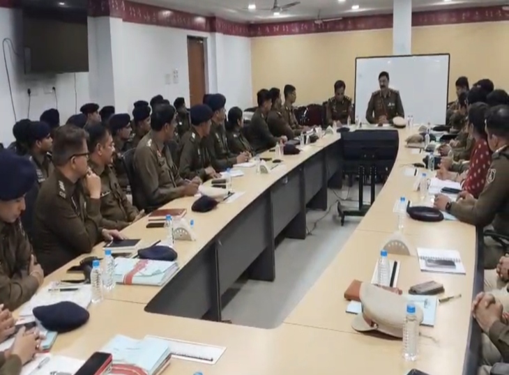 रायपुर कमिश्नर डॉ.संजीव शुक्ला अफसरों की बैठक लेते हुए।