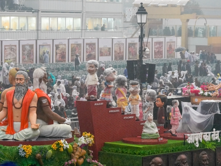 23 जनवरी को कर्तव्य पथ पर फुल ड्रेस रिहर्सल हुई थी। इस दौरान झांकी के पीछे नजर आ रही वंदे मातरम् की पेंटिंग्स।