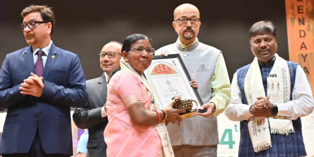 तस्वीर 5 अक्टूबर 2024 की है। छत्तीसगढ़ सरकार ने बुदारी थाटी को पर्यावरण और प्रकृति बचाने के लिए काम करने पर सम्मानित किया था।