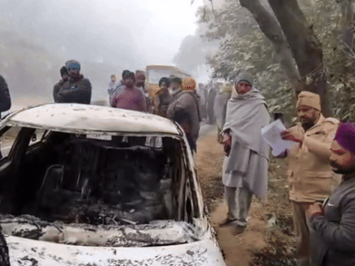 इसी कार में बहन और मां के शव को रखकर जला दिया गया था।