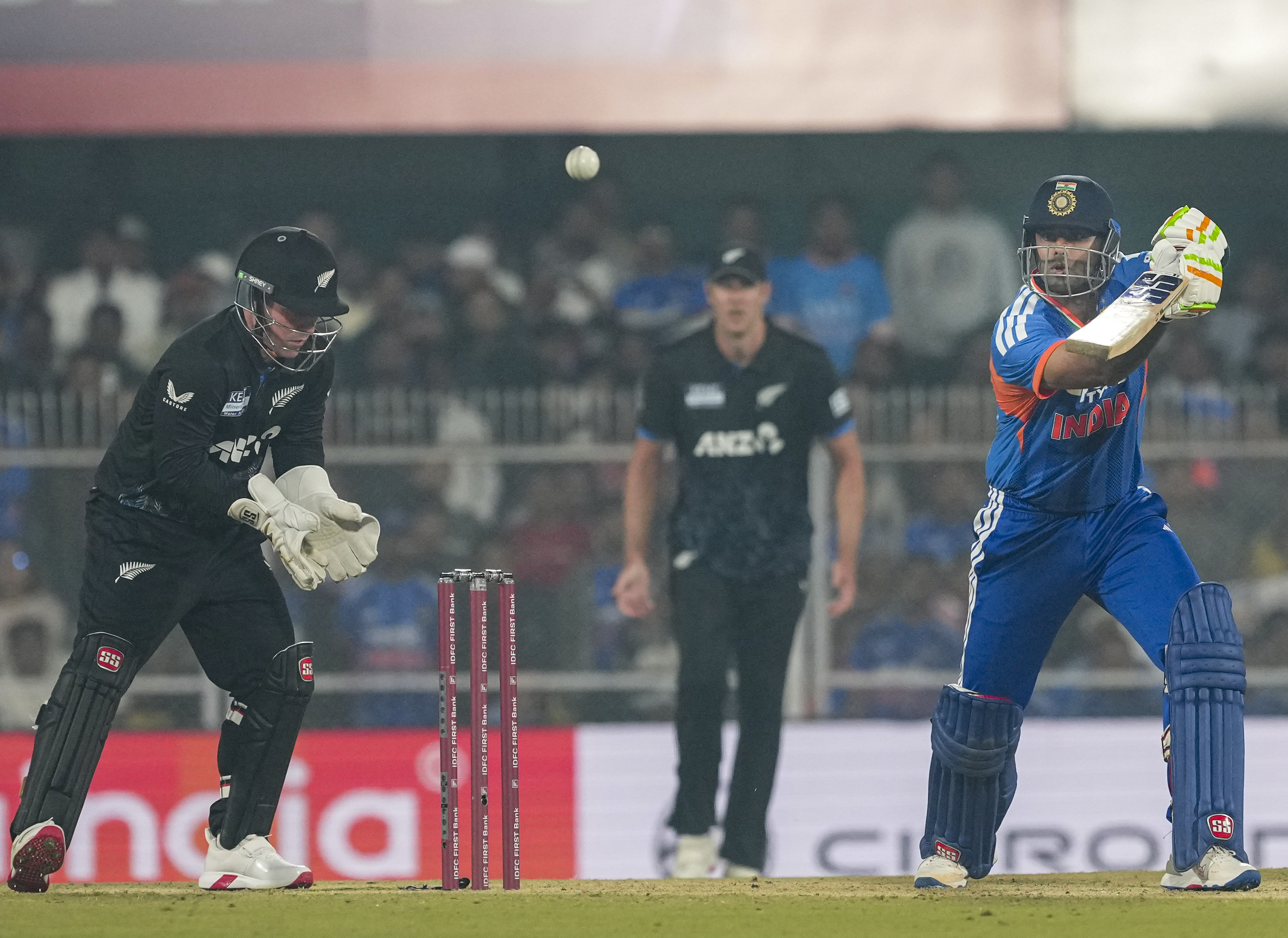 सूर्यकुमार यादव ने लगातार दूसरी फिफ्टी लगाई। वे इससे पहले 23 पारियों तक हाफ सेंचुरी नहीं लगा सके थे।