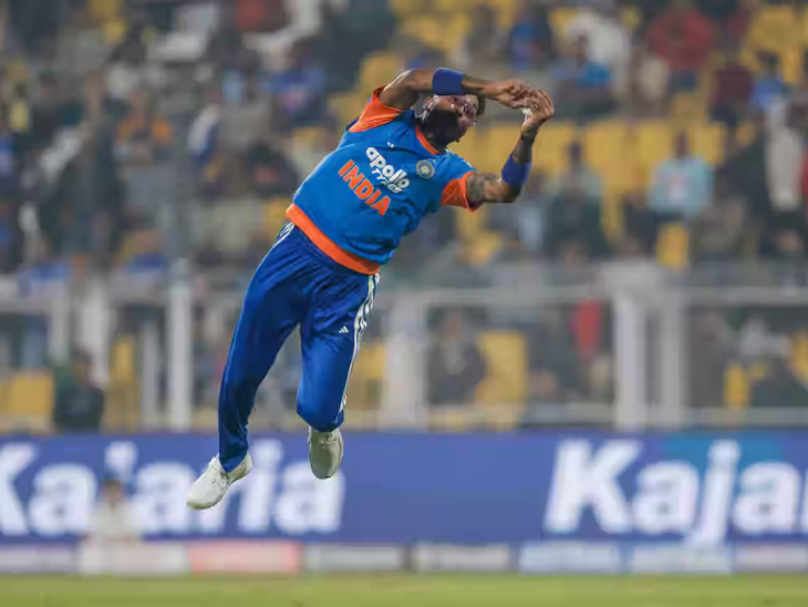 हार्दिक पंड्या ने पीछे की तरफ हवा में छलांग लगाकर कैच पकड़ा।