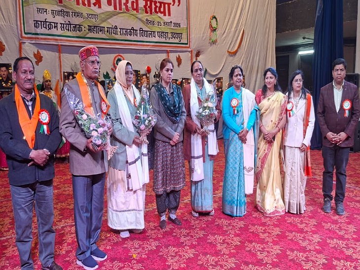 संभागीय आयुक्त प्रज्ञा केवलरमानी ने शहीदों का सम्मान किया।