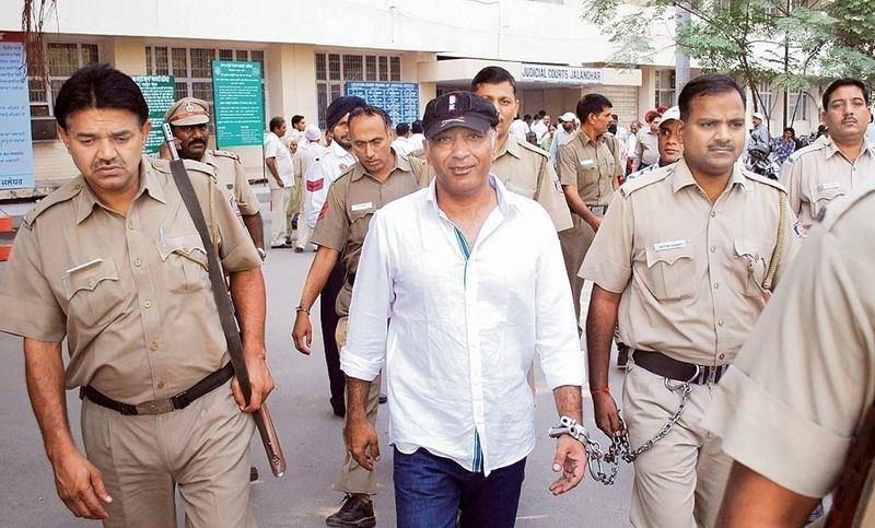 पुलिस हिरासत में राजा कंदौला। फाइल