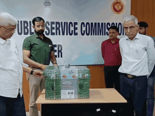 ऐसे मेटल बॉक्स में सेंटर तक पेपर पहुंचता है। इसमें डिजिटल लॉक होता है।