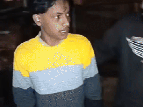 वारदात के बारे में जानकारी देता राम कुमार। - Dainik Bhaskar