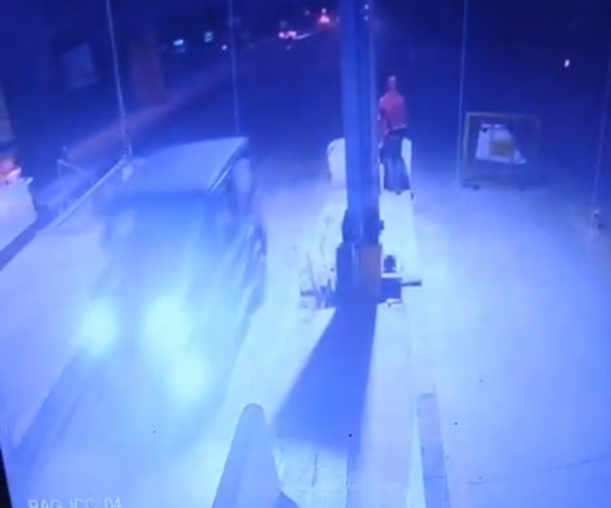 रघुनाथपुरा टोल प्लाजा पर लगे बैरियर को तोड़कर कर भागने प्रयास करते सीसीटीवी (CCTV) कैमरों में कैद हो गई थार