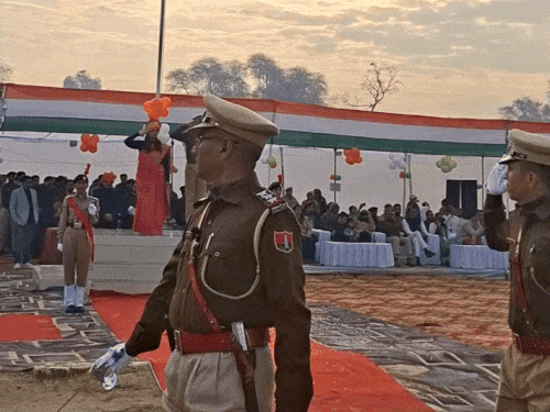 जिला कलेक्टर को मार्च परेड की सलामी देते हुए जवान।