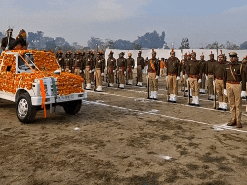 परेड का निरीक्षण करते हुए जिला कलेक्टर डॉ. मंजू।
