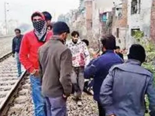 हादसे के बाद मौजूद लोगों की भीड़। - Dainik Bhaskar