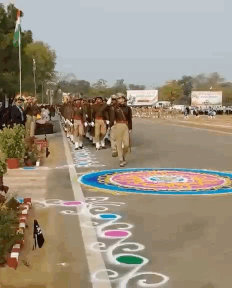 निरीक्षण के लिए मंच से गुजरती परेड