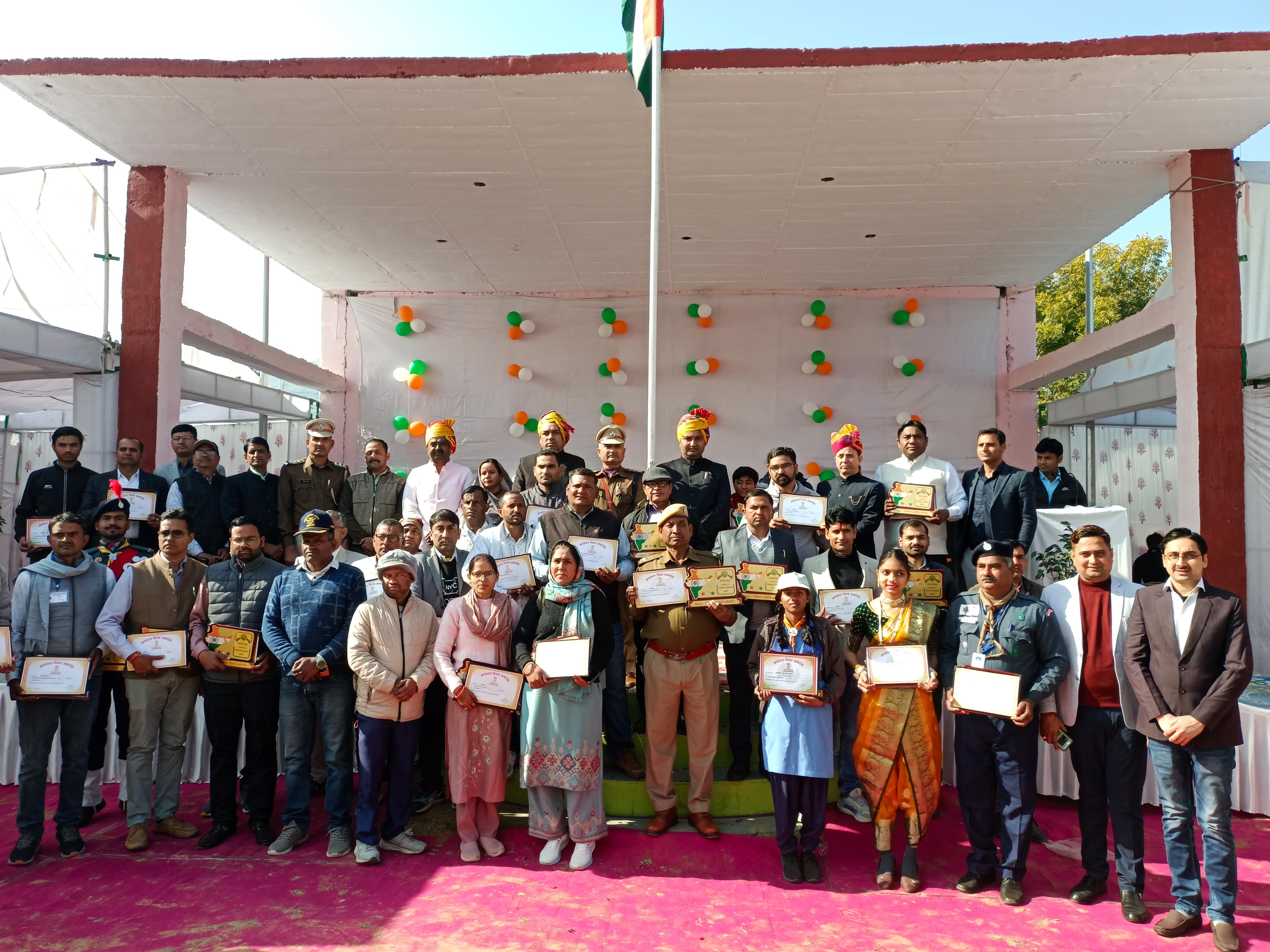 उपखंड स्तर पर सम्मानित कर्मचारी व अन्य।