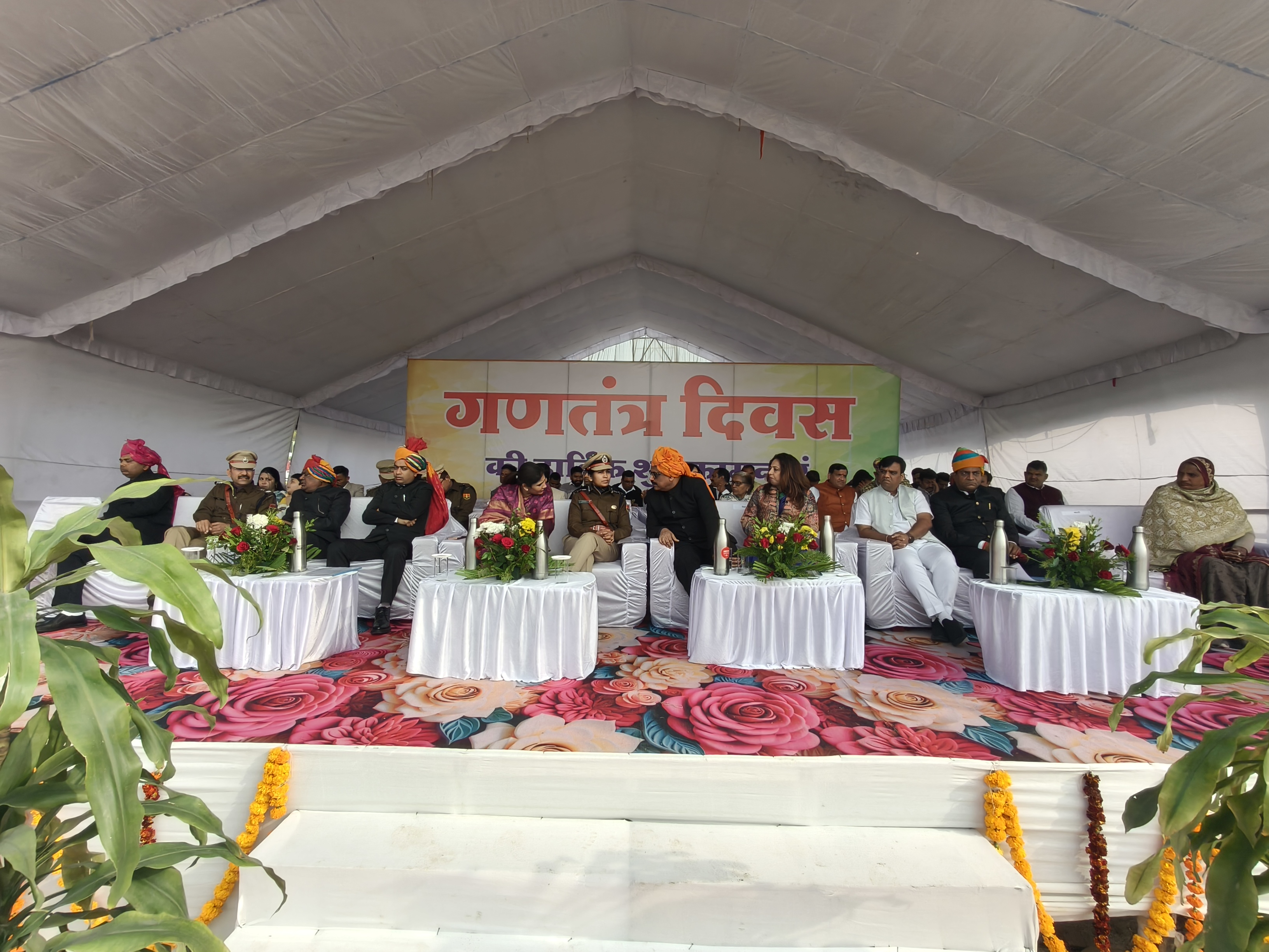 जिला स्तरीय समारोह में मंच पर कलेक्टर अरुण कुमार हसीजा, विधायक दीप्ति माहेश्वरी सहित अतिथि।