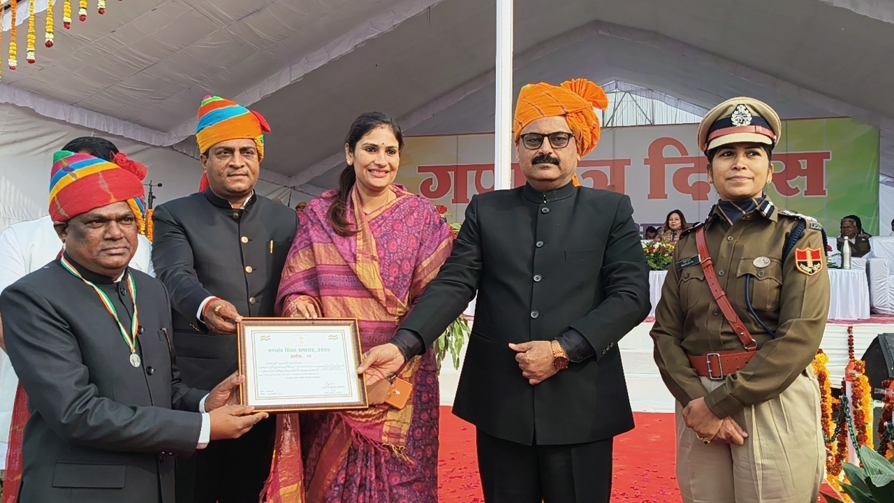 राजसमंद जिला परिषद सीईओ बृजमोहन बैरवा सम्मान प्राप्त करते हुए।