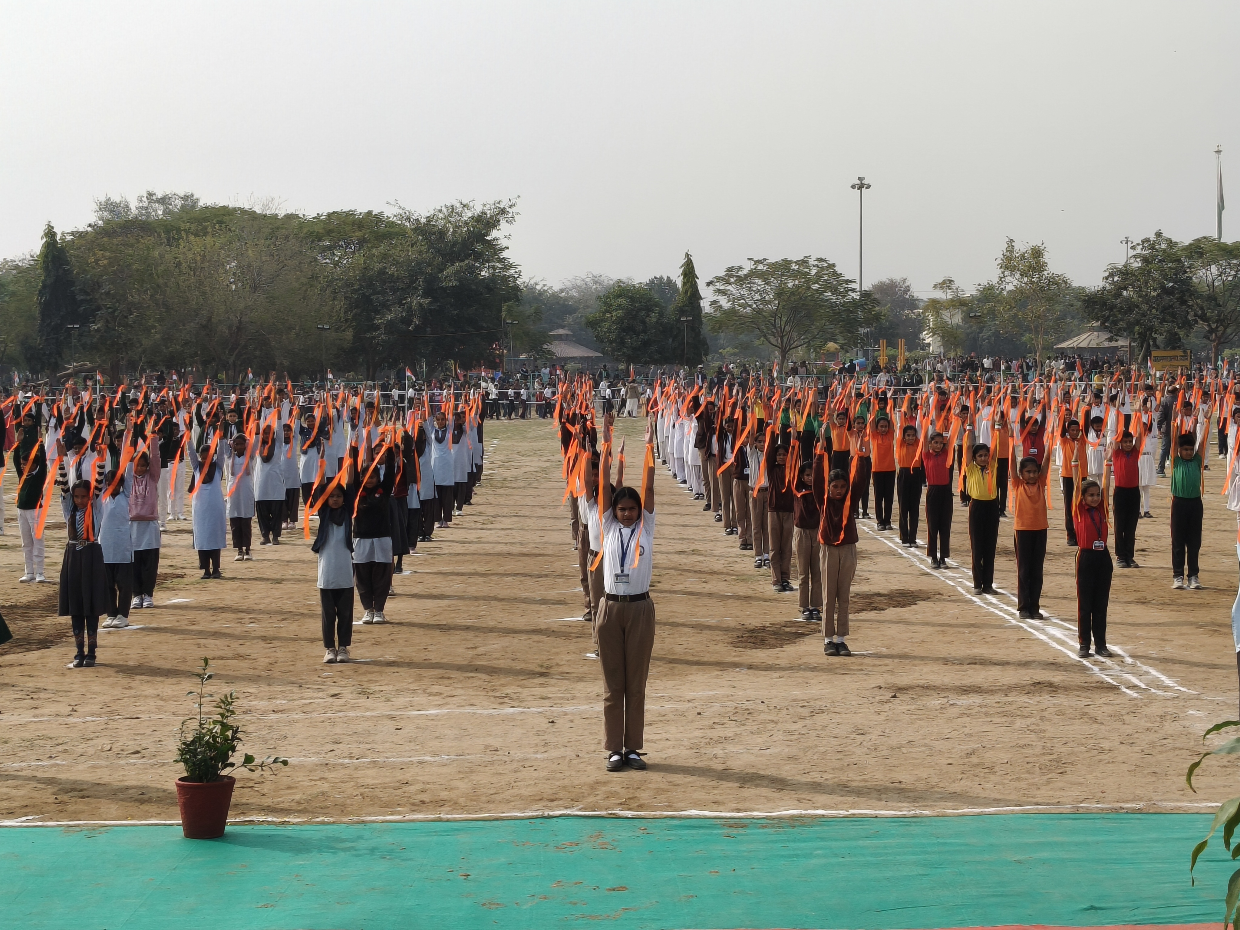 समारोह के दौरान स्कूल के छात्रों ने सामूहिक पीटी प्रदर्शन किया।