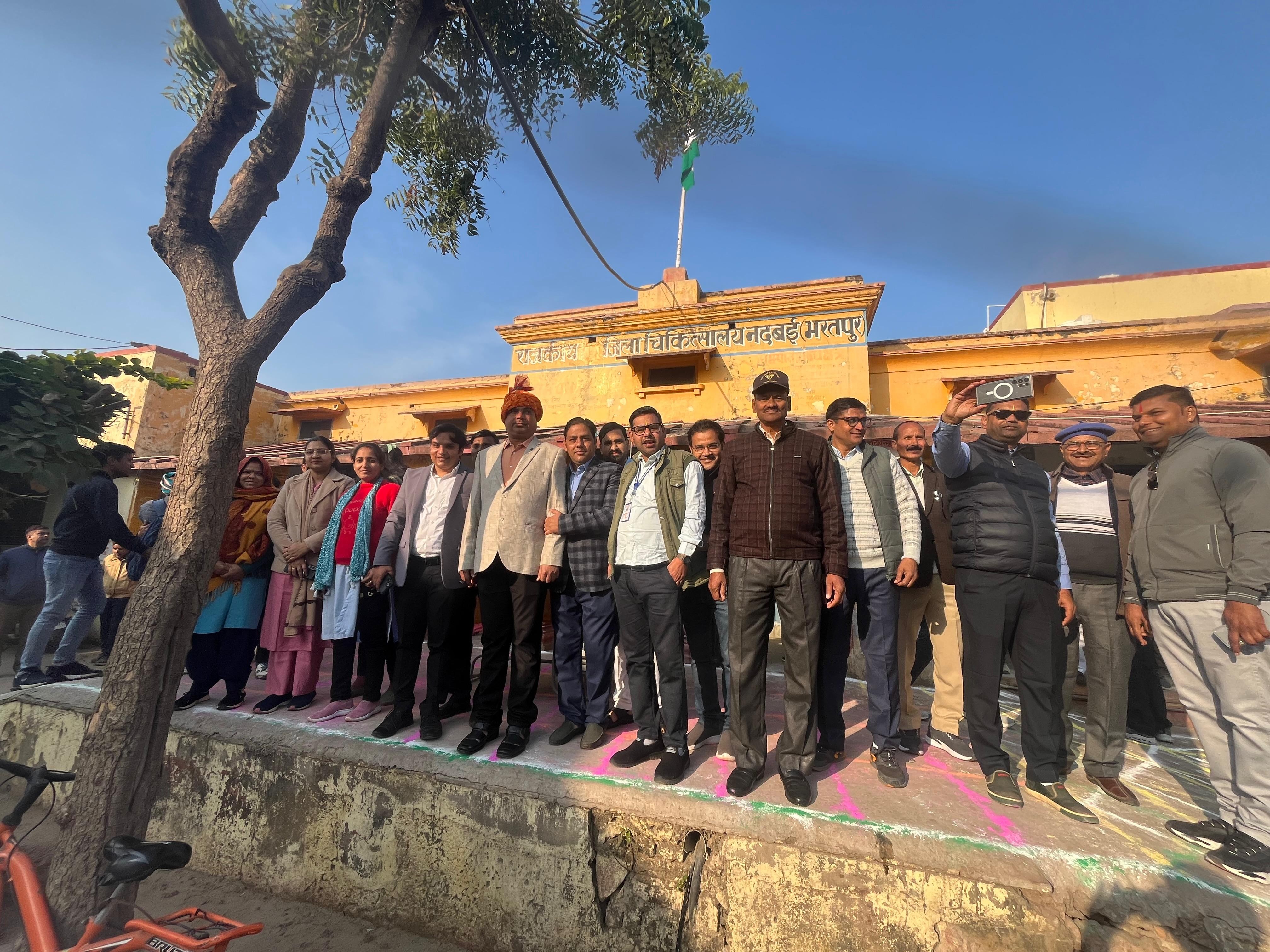 राजकीय जिला अस्पताल में पीएमओ डॉ.पवन गुप्ता ने किया ध्वजारोहण।