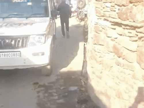 हत्या की सूचना के बाद पुलिस मौके पर पहुंची। प्राथमिक जांच में सामने आया है कि हवेली में दीवारों संघर्ष के निशान मिले है। महिला ने खुद के बचाव का काफी प्रयास किया था।