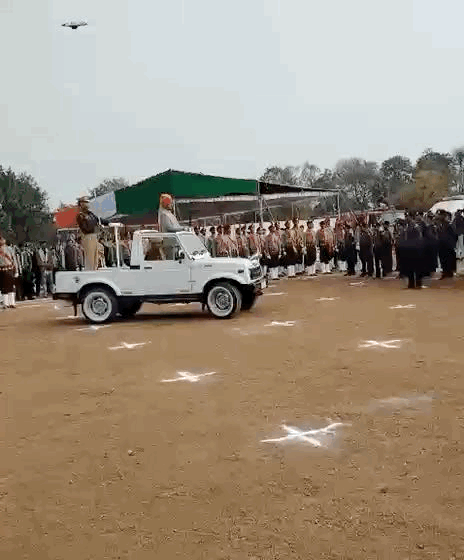 मार्च पास्ट की सलामी लेते डिप्टी सीएम।