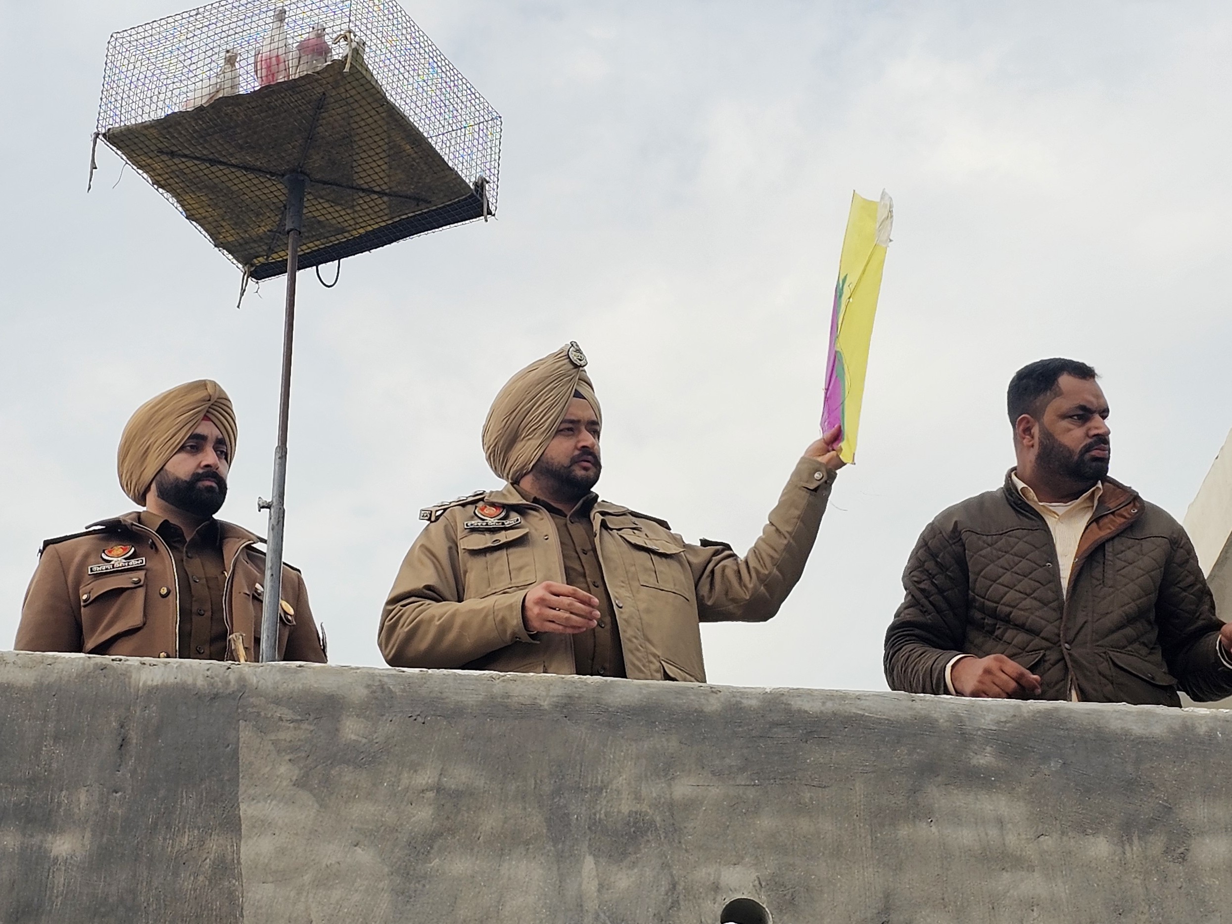 लोगों के घरों की छत्तों पर चैकिंग करने पहुंचे पुलिस अधिकारी।