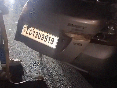 डॉक्टर की रायगढ़ पासिंग कार थी, जिसे पुलिस ने सड़क से हटवाया।