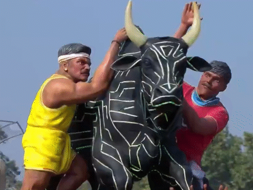 तमिलनाडु की झांकी में राज्य ने अपनी पुरानी संस्कृति को संभालते हुए नई तकनीक से साथ आगे बढ़ना दर्शाया।