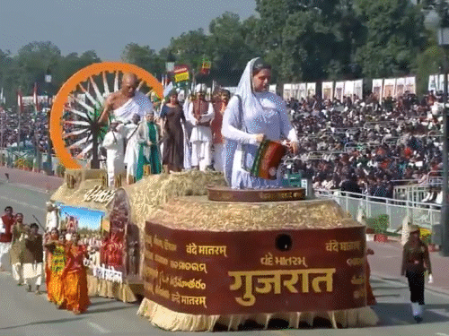 गुजरात की झांकी में ‘वंदे मातरम्’ के 150 वर्ष पूरे होने पर भीखाजी कामा और अन्य क्रांतिकारियों को सम्मान दिया। जिन्होंने विदेशों में भारत की आजादी का संदेश फैलाया।