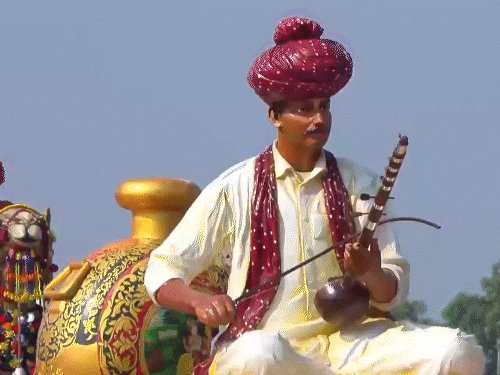 राजस्थान की झांकी में बीकानेर की विश्व-प्रसिद्ध उस्ता कला की शाही और आत्मनिर्भर सांस्कृतिक विरासत को दर्शाया गया।