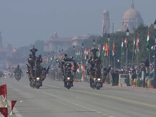 सशस्त्र सीमा बल (SSB) की जॉइंट डेयरडेविल्स टीम ने कर्तव्य पथ पर शानदार प्रदर्शन किया ।कांस्टेबल साजी के.एस. ने एक पहिए वाली बाइक पर शानदार हिम्मत और बैलेंस दिखाया।