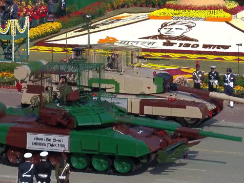 कर्तव्य पथ पर T-90 भीष्म टैंक, अर्जुन Mk I मेन बैटल टैंक का प्रदर्शन किया गया।