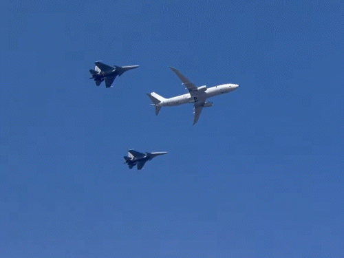 77वें गणतंत्र दिवस पर कर्तव्य पथ, दिल्ली में भारतीय वायुसेना ने वरुणा फॉर्मेशन में 1 P-8I और 2 सुखोई-30 विमानों के साथ फ्लाई-पास्ट किया।