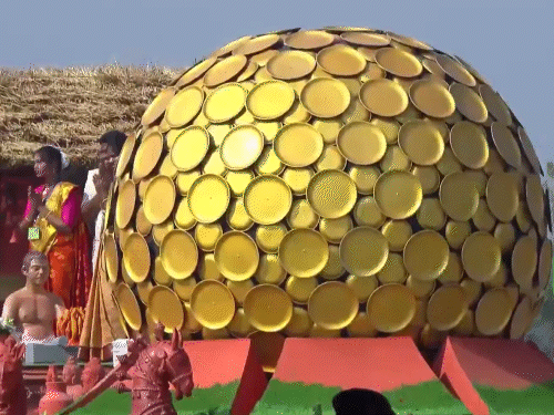 पुडुचेरी की झांकी अपनी समृद्ध संस्कृति, टेराकोटा व शिल्प कला और ऑरोविल की विश्व-प्रसिद्ध सोच को दिखाती है।