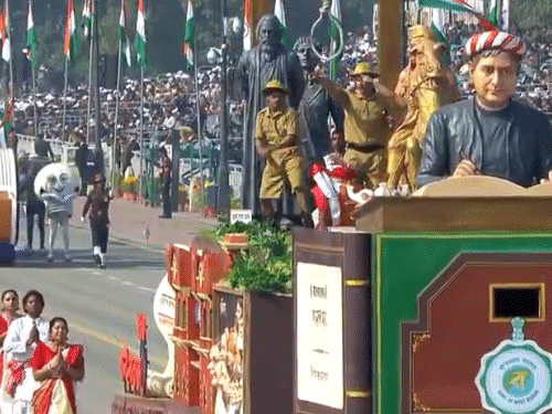 पश्चिम बंगाल की झांकी भारत की आज़ादी की लड़ाई में राज्य की बड़ी भूमिका दिखाती है, जिसमें बंकिम चंद्र, स्वामी विवेकानंद, रवींद्रनाथ टैगोर, खुदीराम बोस और अन्य महान नेताओं का योगदान दर्शाया गया है।