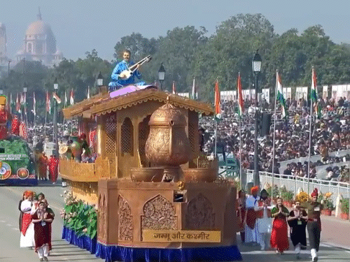 जम्मू-कश्मीर की झांकी ने वहाँ के हस्तशिल्प और लोकनृत्यों की समृद्ध परंपरा दिखाकर भारत की विविध संस्कृति को दर्शाया।