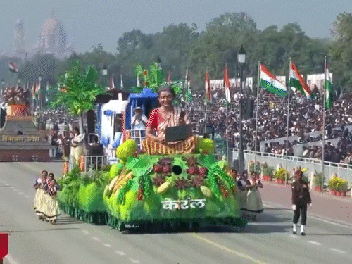 केरल की झांकी भारत के पहले वॉटर मेट्रो और डिजिटल साक्षरता की उपलब्धि दिखाती है।