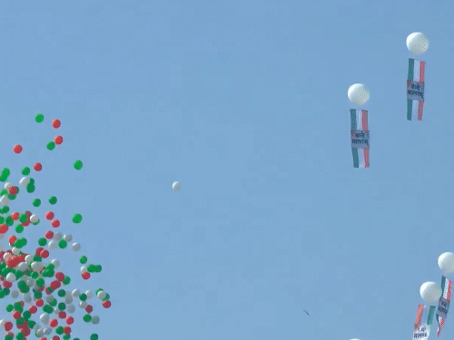 गणतंत्र दिवस कार्यक्रम के खत्म होने के बाद कर्तव्य पथ पर रंग-बिरंगे गुब्बारे उड़ाए गए।